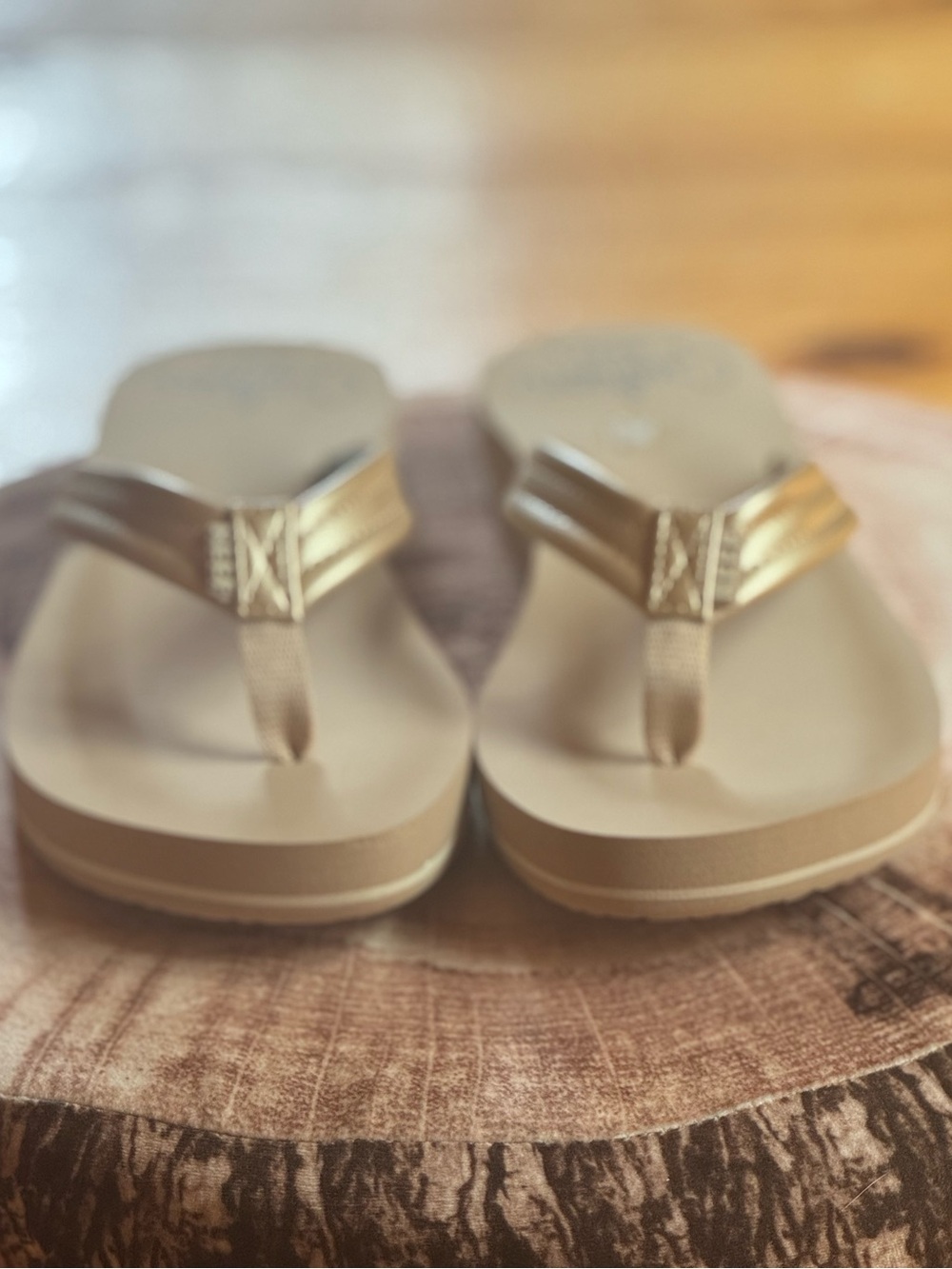 NWOT Reef Metallic Gold Thong Sandals - Picture 2 of 7